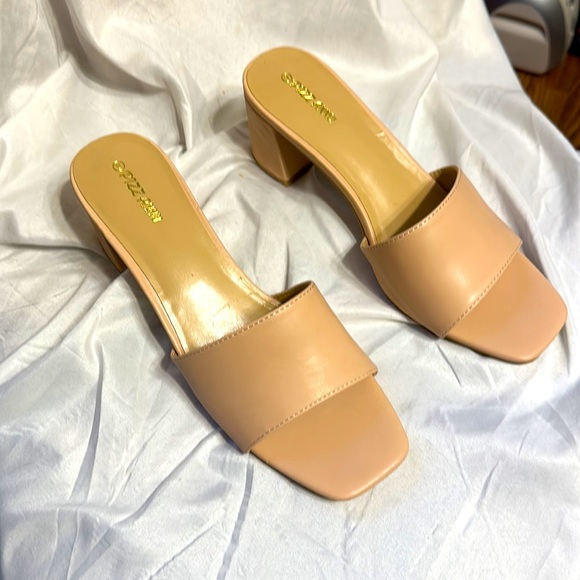 Pizz-Annu Nude Slip-On Kitten Heels Size 9 - Picture 2 of 4